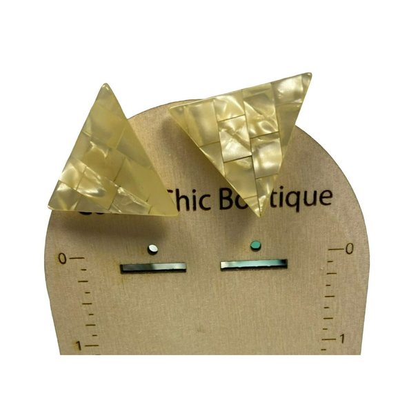 Modernist Acrylic White Triangular Clip on Earrings Unique Vintage - Picture 4 of 4